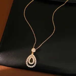 Elegante collana con ciondolo a goccia traforata e zirconi scintillanti
