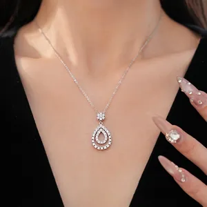 Collana a doppia goccia traforata con zirconi per un look elegante e molto sofisticato
