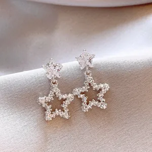 Élégantes Boucles d'Oreilles Pendantes Étoile en Argent avec Zirconia Incrusté Design Plissé Bijoux en Cuivre et Tige en Argent