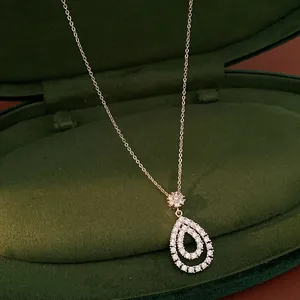 Primo piano di un'elegante collana con pendente a goccia vuota con zirconi