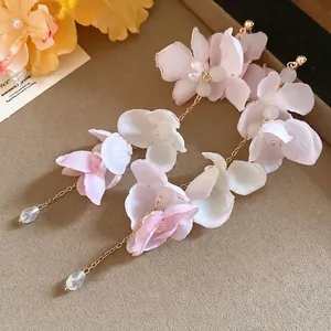 Boucles d'oreilles élégantes en fleurs de tissu avec longue chaîne dorée et cristaux.