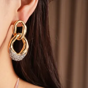 Elegante goldfarbene Gliedertropfenohrringe mit funkelnden Strasssteinen für Damen