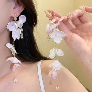 Longues boucles d'oreilles à pompons avec pétales en tissu rose et gouttes cristal