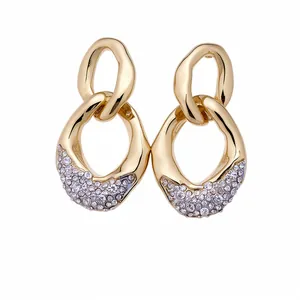 Elegante goldene verlinkte Hohlohrringe mit funkelnden Pavé-Strasssteinen für Damen