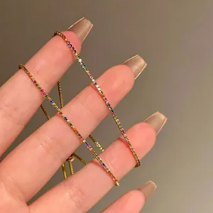 Vue détaillée en gros plan d'un bracelet en or orné de zircons arc-en-ciel éclatants
