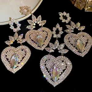 Elegantes pendientes de corazón retro con detalles de flores de cristal y brillantes