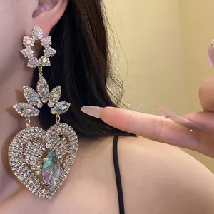 Elegantes pendientes vintage con aguja de plata, flor de pedrería y grandes colgantes de corazón