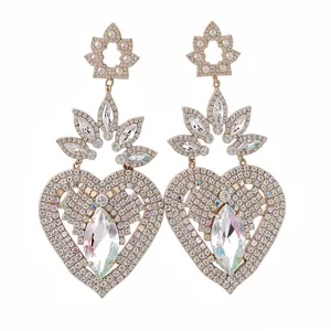 Pendientes colgantes vintage en forma de corazón con flores y cristales brillantes