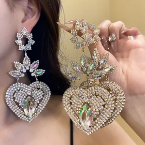 Vista detallada de los pendientes de corazón con diamantes de imitación en oro y plata