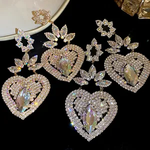 Primer plano de pendientes vintage en forma de corazón con cristales brillantes de lujo