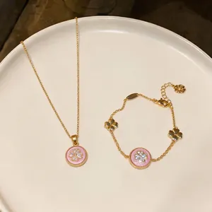 Set di gioielli placcato oro 18k con pendenti a fiore rosa e zirconi scintillanti
