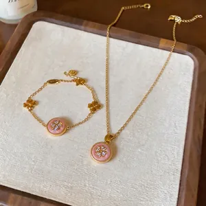 Set di collana e bracciale placcati in oro 18k con ciondoli a fiore in zircone rosa