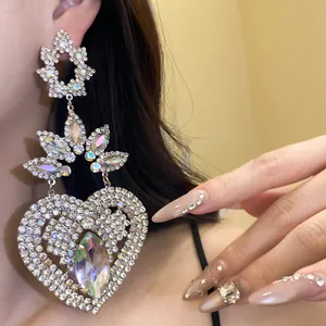 Primer plano de los pendientes vintage con forma de corazón, diamantes y flores de lujo