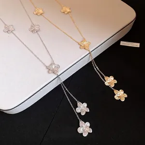 Elegante collar de borlas largas con colgantes de flores de metal texturizado oro y plata