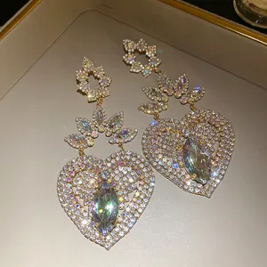 Vista detallada de pendientes vintage de corazón con cristales marquise irisados