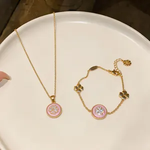 Vista dettagliata del set di gioielli con collana e bracciale a fiori in zircone placcato oro 18k