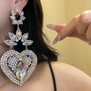 Primer plano de pendientes vintage de corazón con diamantes de imitación brillantes