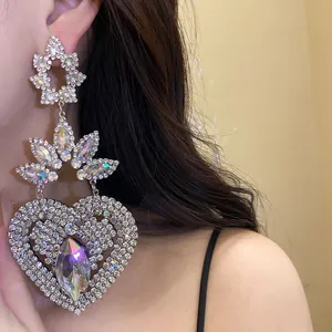 Primer plano de un pendiente colgante de corazón con diamantes de imitación