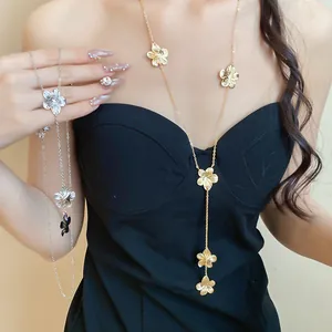 Elegantes collares de borlas con flores de metal dorado y plateado mostrados en la modelo