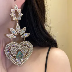 Primer plano de un pendiente de corazón vintage con diamantes y gema central