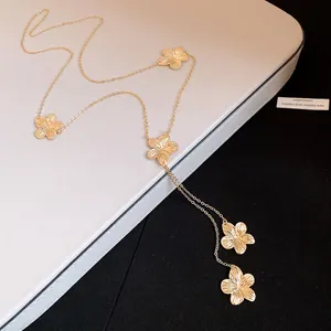 Elegante collar dorado con delicados colgantes de flores metálicas y borlas chic