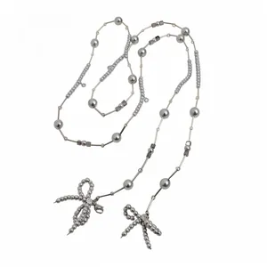 Elegante Halskette mit grauen Perlen, schicken Schleifenanhängern und Silbergliedern