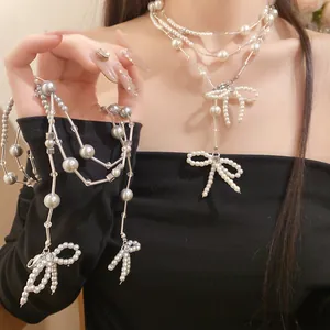 Detailansicht einer Perlenkette mit Schleifenanhänger am Modell für ein edles Design