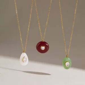 Colliers élégants en acier titane avec pendentifs en résine blanc rouge et vert