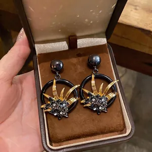 Orecchini retrò scuri a fiori cavi con strass in una scatola regalo di lusso