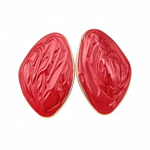 Orecchini geometrici irregolari in smalto rosso con finitura dorata per donna elegante