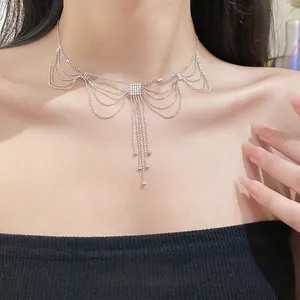 Collier ras de cou élégant à plusieurs rangs avec pampilles argentées.