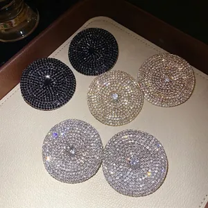 Elegantes pendientes redondos de strass con diseño de lujo minimalista en varios colores