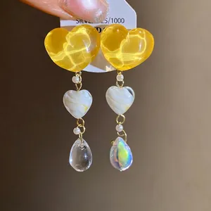 Orecchini a cuore in resina ambrata con gocce d'acqua iridescenti e aghi in argento S925.