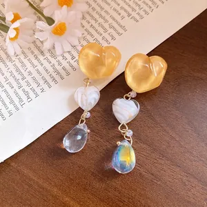 Eleganti orecchini a cuore e goccia in resina con perni in argento per donna