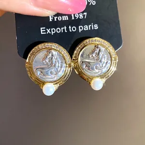 Boucles d'oreilles vintage avec pièce de cheval, bordure en zircon et perles blanches