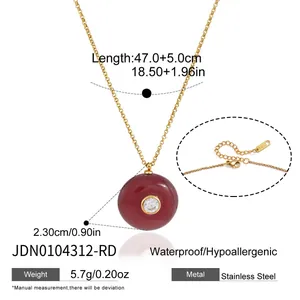 Vue détaillée du collier pendentif en résine rouge avec chaîne en acier et mesures