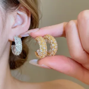 Elegante C-förmige Perlenohrringe mit Zirkonia-Mikropavé in Goldoptik für Damen