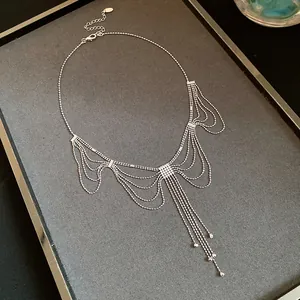 Vue détaillée d'un collier à franges argentées avec d'élégants glands de chaîne multicouches