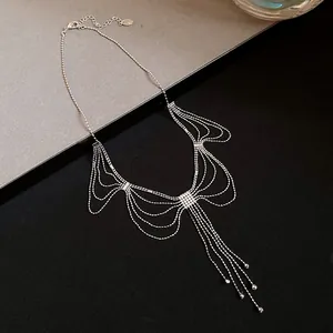 Vue détaillée du design complexe du collier à franges et perles argentées.