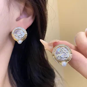 Vue détaillée de boucles d'oreilles vintage élégantes avec tête de cheval et perle