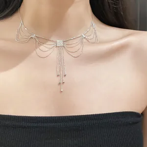 Vue détaillée d'un élégant collier à franges en dentelle argentée sur le cou du modèle