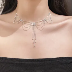 Vue détaillée d'un élégant collier ras du cou à franges argentées sur le cou