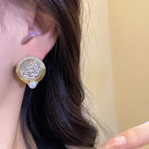 Boucles d'oreilles vintage rondes avec relief tête de cheval, zircons et perles