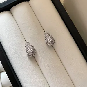 Eleganti orecchini a perno in zircone a forma di goccia in un astuccio regalo di lusso