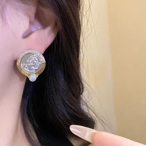 Boucle d'oreille vintage avec motif cheval argenté et perle blanche pendante en détail
