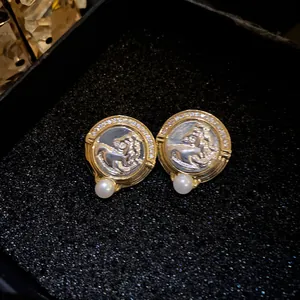 Vue détaillée de boucles d'oreilles vintage ronde tête de cheval avec zircon et perles