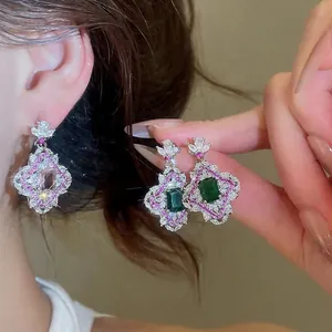 Boucles d'oreilles fleurs carrées style palais rétro avec des zircons colorés luxueux
