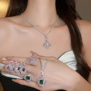 Gros plan détaillé d'une parure de bijoux style cour vintage avec pierres de zircon roses et vertes