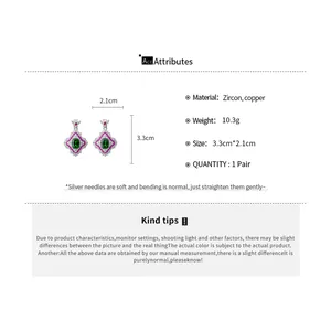 Vue détaillée de boucles d'oreilles vintage en zircon vert émeraude avec taille