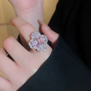 Gros plan détaillé d'une bague de luxe en zircon de style vintage en forme de fleur.